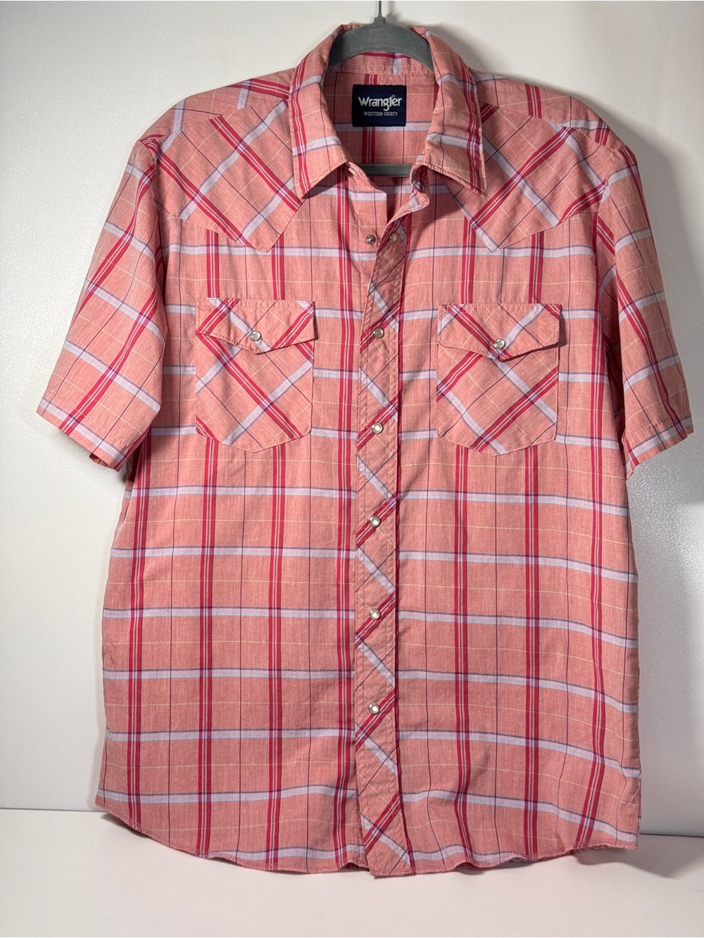 Wrangler Western Shirt Men’s Medium plaid Short Sleeve Pearl Snap Coral Cowboy